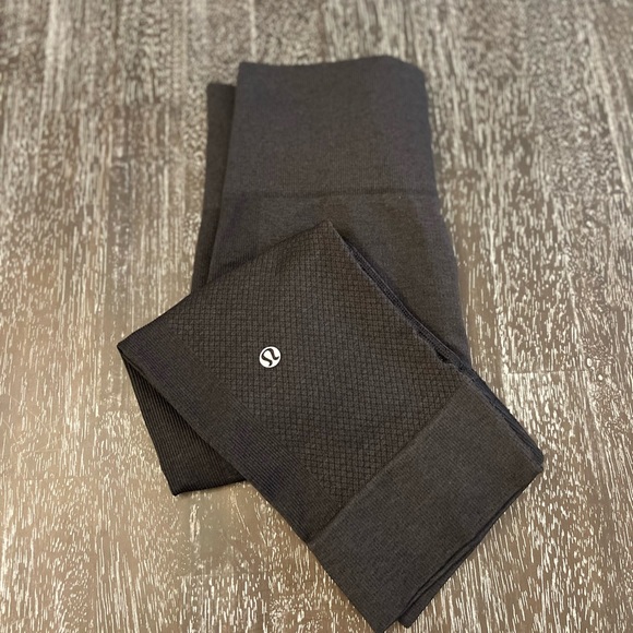 lululemon athletica Pants - EUC! Lululemon Seamlessly Street Crop